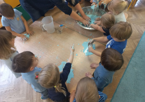 Dzieci bawią się cieczą nienewtonowską