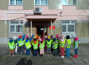 Dzieci pozują przy wejściu do Szkoły Muzycznej