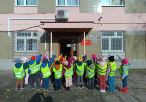 Dzieci pozują przy wejściu do Szkoły Muzycznej