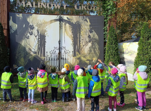 Dzieci pozują przy bramie wejściowej do Malinowego Grodu