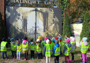 Dzieci pozują przy bramie wejściowej do Malinowego Grodu