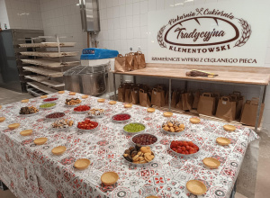 Stół z przygotowanymi artykułami do tworzenia słodkich babeczek.