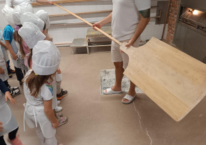 Pracownik piekarni opowiada o wypieku chleba.