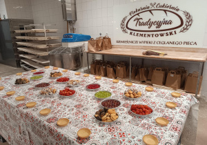 Stół z przygotowanymi artykułami do tworzenia słodkich babeczek.