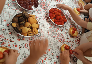 Dzieci samodzielnie wykonują słodkie babeczki.