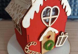 Świąteczny domek, praca wykonana przez dzieci.