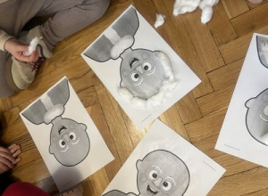 Karty pracy z wizerunkami babci i dziadka.