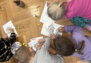 Dzieci wykonują karty pracy.