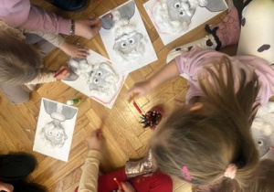 Dzieci wykonują karty pracy.