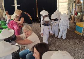 Nauczycielki pomagają dzieciom przebrać się w kombinezony