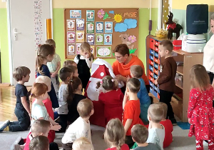 Nauczycielka wraz z dziećmi rozwiązuje worek