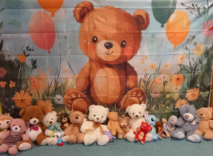 Dekoracja przedstawia dużego misia a pod nią siedzą misie przyniesione przez dzieci