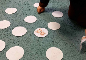 Dziecko gra w memory i odkrywa kartoniki z misiem