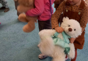 Dzieci tańczą trzymając swoje pluszowe misie