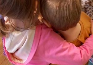 Dzieci przytulają się do piosenki "Misie szare"