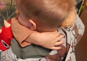 Dzieci przytulają się podczas zabawy "Przytulamy misie"