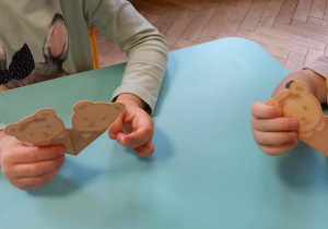 Dzieci otrzymały wafelki w kształcie misiów