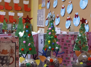 W szatni na wystawie stoją wykonane przez nas kartki, bombki i choinki