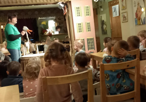 Dzieci przyglądają się aktorce, która opowiada im z czego wykonane jest kaczątko