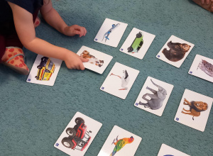 Dziecko powtarza wyrazy podane przez nauczyciela i układa je w odpowiedniej kolejności