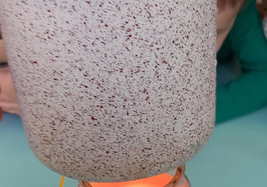 Garnuszek, w którym jest śnieg podgrzewany jest za pomocą świeczki