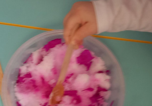 Dziewczynka zabarwiła śnieg na różowo przy użyciu bibuły