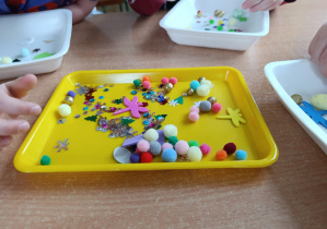 Taca z pomponikami i cekinami.