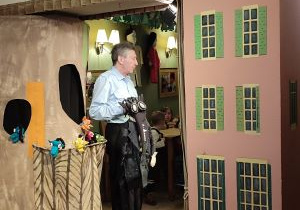 Aktor demonstruje lalkę "Pana wilka"