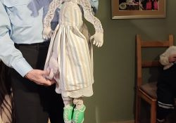 Aktor demonstruje lalkę "Mamy Kozy"