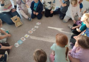 Dzieci nazywają i segregują obrazki.