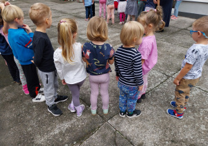 dzieci czekają na wspólną zabawę