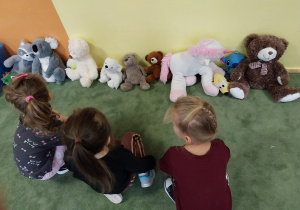 dziewczynki przyglądają się misiom