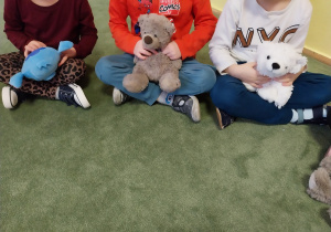 dzieci prezentują swoje misie