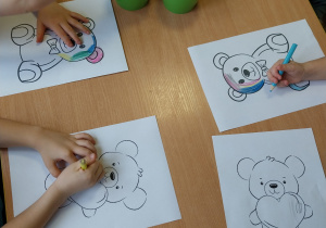 dzieci kolorują sylwety misia