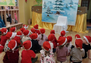 dzieci czekają na przybycie Świętego Mikołaja