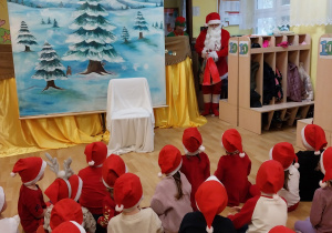 Święty Mikołaj wchodzi do sali gdzie oczekują go dzieci
