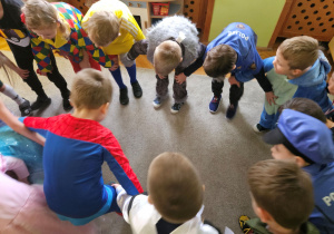 dzieci tanczą taniec Labado