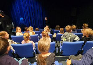 dzici zajmują miejsca na widowni