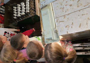 dzieci przyglądają się maszynom srebrzącym bombki