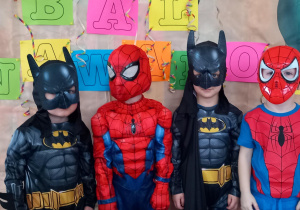 Przebrani chłopcy pozują do zdjęcia