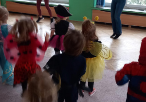 Dzieci podskakują do muzyki