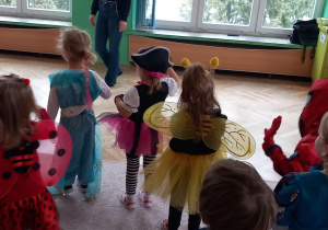 Dzieci naśladują ruchy prowadzącej