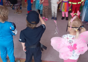 Dzieci tańczą i schylają się do zabawy "Tańczymy Labada"