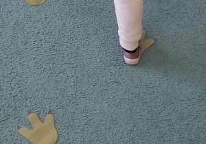 Chłopiec chodzi po śladach dinozaura