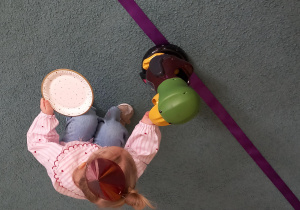 Dziewczynka karmi zabawkową kaczkę