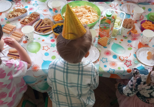 Dzieci częstują się przekąskami przygotowanymi przez rodziców