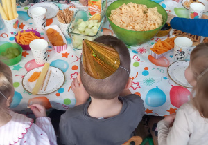 Gromadka dzieci świętuje przy stole urodziny