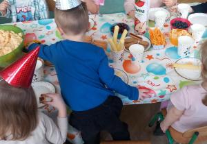 Dzieci jedzą smakołyki