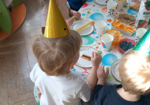 Solenizanci siedzą na krzesełkach