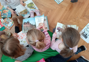 wybrane dzieci oglądają książki o dinozaurach